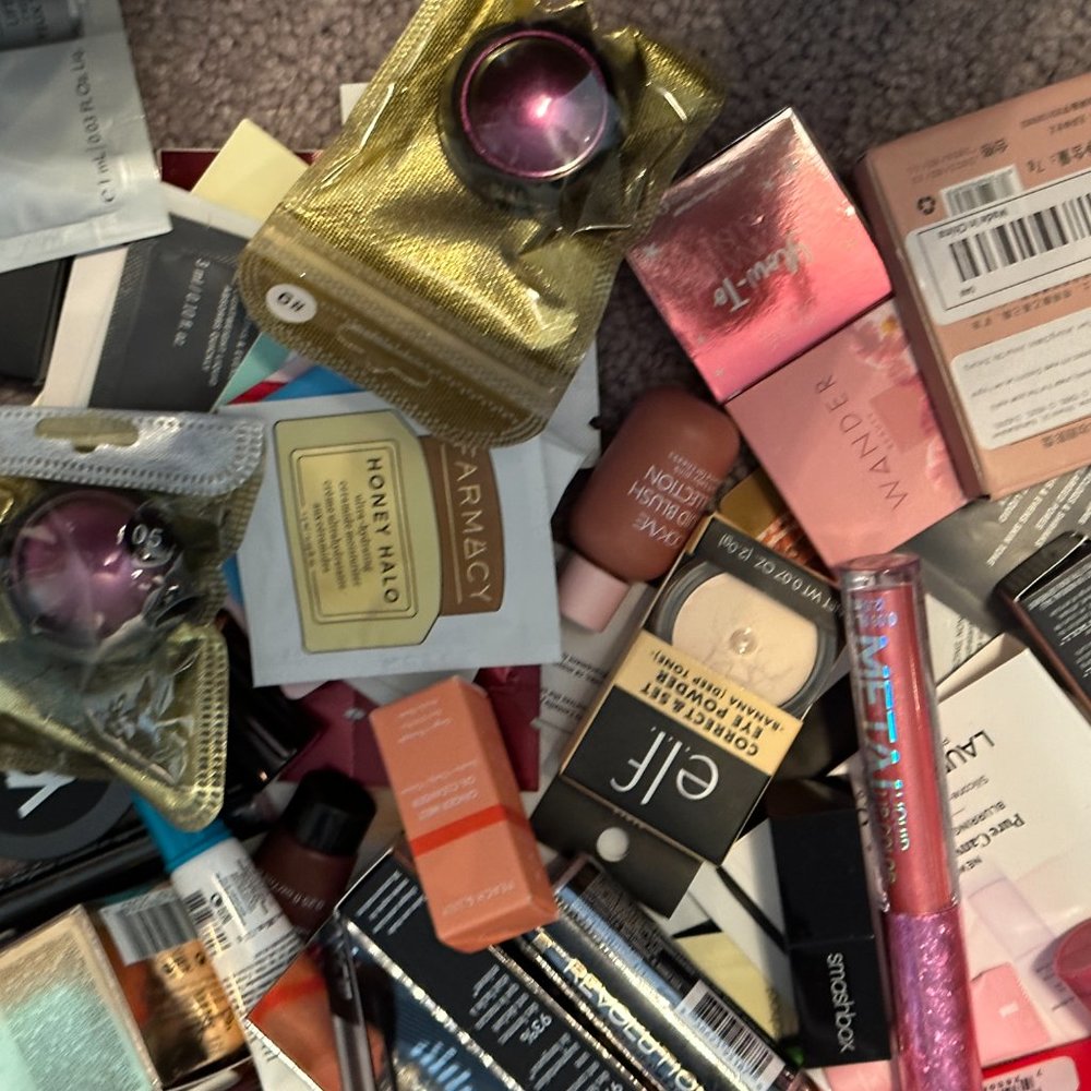 XL MYSTERY Beauty ITEMS + Makeup Bag GET 10 PIECES of GWP, Full & Sample Sizes - Picture 7 of 8